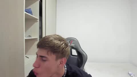 Snapshot of miguel_hz chatting on 11-26-25, 07:15 Miguel Hernandez online show from 11-26-25, 07:15