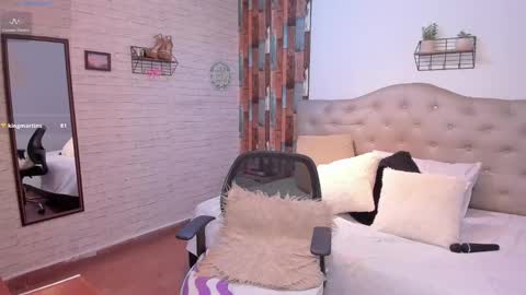 Mia Jhones online show from 01-23-25, 05:45