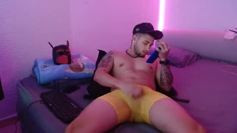 Snapshot of miialiiam0 chatting on 01-06-25, 06:25 Mia and Liam online show from 01-06-25, 06:25