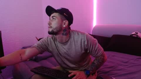 Snapshot of miialiiam0 chatting on 01-08-25, 05:05 Mia and Liam online show from 01-08-25, 05:05