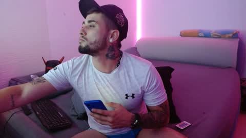 Snapshot of miialiiam0 chatting on 01-09-25, 07:52 Mia and Liam online show from 01-09-25, 07:52