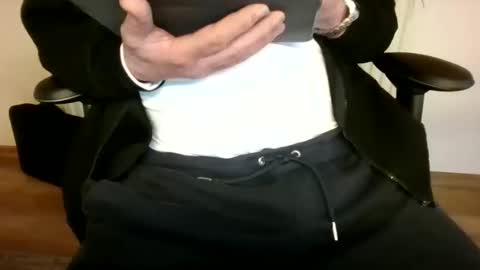 Snapshot of mik116 chatting on 11-24-25, 11:43 mik online show from 11-24-25, 11:43