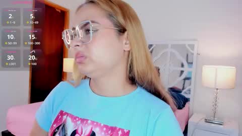 Snapshot of mikaelastonne chatting on 11-08-25, 12:05 Mikaela blondie bigass online show from 11-08-25, 12:05