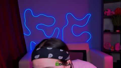 Mika online show from 11-21-25, 11:20