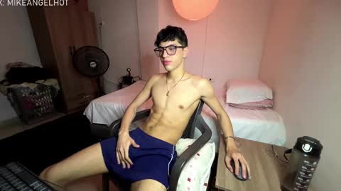 Mike Pineapple online show from 01-10-26, 03:52