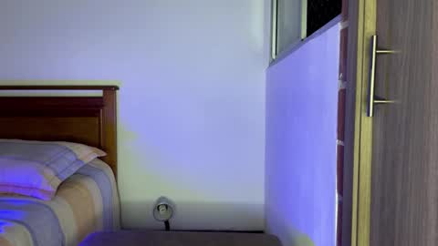 Snapshot of mikesantoss1 chatting on 09-11-25, 02:00 Mike online show from 09-11-25, 02:00