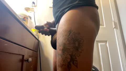 Snapshot of mikeyblunt chatting on 01-26-25, 10:45 mikeyblunt online show from 01-26-25, 10:45