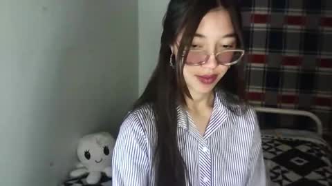 Snapshot of mikhaela_ chatting on 10-28-25, 04:38 Mikhaela online show from 10-28-25, 04:38