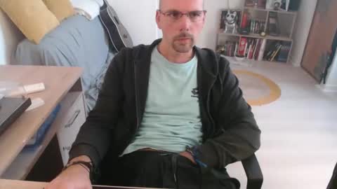 Snapshot of mikmik91 chatting on 10-13-25, 10:15 mikmik91 online show from 10-13-25, 10:15