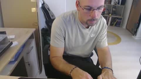 Snapshot of mikmik91 chatting on 10-15-25, 02:17 mikmik91 online show from 10-15-25, 02:17