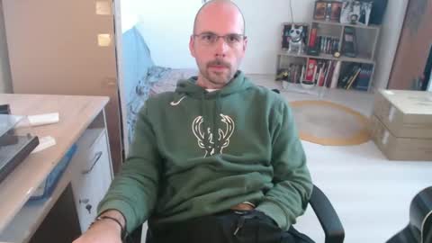 Snapshot of mikmik91 chatting on 10-17-25, 02:08 mikmik91 online show from 10-17-25, 02:08