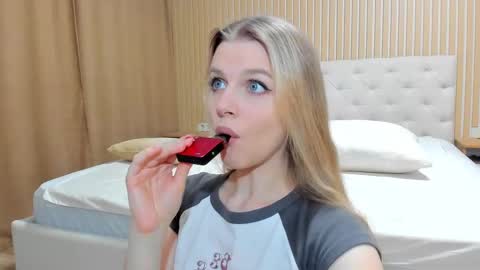 Snapshot of mila_polly_and_forester chatting on 02-10-25, 03:57 Julia and Edson online show from 02-10-25, 03:57