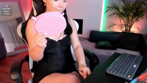 Mila online show from 11-11-25, 11:21