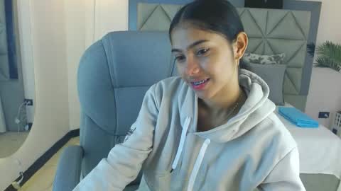 Snapshot of milaa_star chatting on 11-22-25, 04:11 milaa_star online show from 11-22-25, 04:11