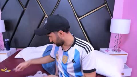 Snapshot of milanzaire chatting on 11-16-25, 08:36 milanzaire online show from 11-16-25, 08:36