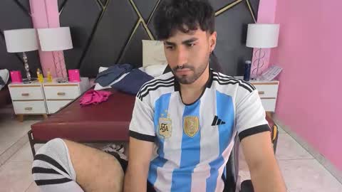 Snapshot of milanzaire chatting on 11-23-25, 10:09 milanzaire online show from 11-23-25, 10:09