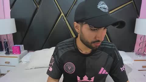 Snapshot of milanzaire chatting on 11-26-25, 12:33 milanzaire online show from 11-26-25, 12:33