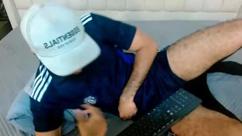 Snapshot of milanzaire chatting on 12-19-25, 12:39 milanzaire online show from 12-19-25, 12:39