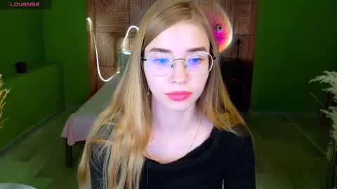 Snapshot of milenashy_ chatting on 11-25-25, 01:33 Milena online show from 11-25-25, 01:33