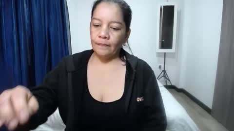 Snapshot of milf_colombia chatting on 11-15-25, 11:21 milf_colombia online show from 11-15-25, 11:21
