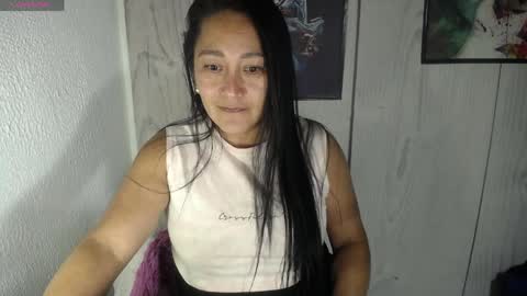 Snapshot of milf_julianna chatting on 03-26-26, 04:40 Julianna online show from 03-26-26, 04:40