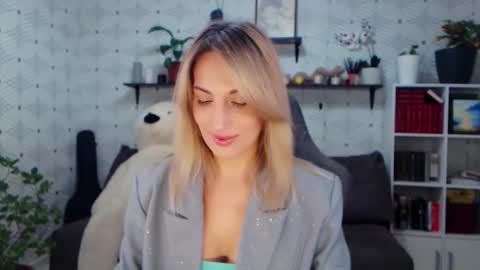 Snapshot of millaxqueen chatting on 02-11-26, 03:50 MillaXQueen online show from 02-11-26, 03:50