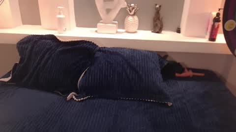 Milu Wallace  online show from 10-30-25, 04:36