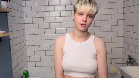 Snapshot of mimipuff chatting on 10-21-25, 01:12 Sonya online show from 10-21-25, 01:12