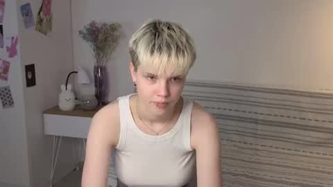 Snapshot of mimipuff chatting on 10-22-25, 02:17 Sonya online show from 10-22-25, 02:17