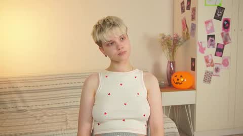 Snapshot of mimipuff chatting on 10-28-25, 01:25 Sonya online show from 10-28-25, 01:25