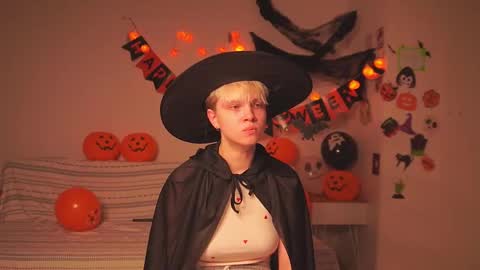 Snapshot of mimipuff chatting on 10-30-25, 01:12 Sonya online show from 10-30-25, 01:12