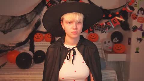 Snapshot of mimipuff chatting on 11-01-25, 01:02 Sonya online show from 11-01-25, 01:02