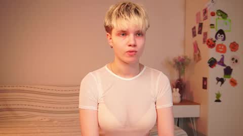 Snapshot of mimipuff chatting on 11-08-25, 02:06 Sonya online show from 11-08-25, 02:06