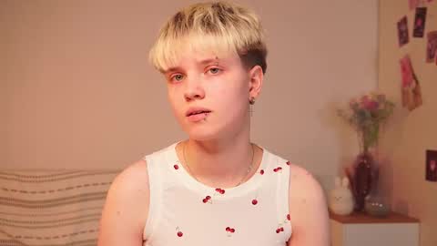 Snapshot of mimipuff chatting on 11-11-25, 02:17 Sonya online show from 11-11-25, 02:17