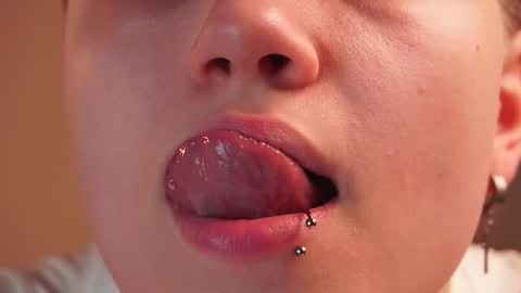 Snapshot of mimipuff chatting on 11-15-25, 02:13 Sonya online show from 11-15-25, 02:13