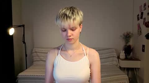 Snapshot of mimipuff chatting on 11-19-25, 02:06 Sonya online show from 11-19-25, 02:06