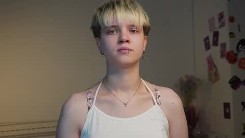 Snapshot of mimipuff chatting on 11-21-25, 01:43 Sonya online show from 11-21-25, 01:43