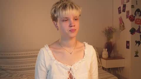 Snapshot of mimipuff chatting on 11-22-25, 02:05 Sonya online show from 11-22-25, 02:05