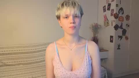 Snapshot of mimipuff chatting on 12-03-25, 03:32 Sonya online show from 12-03-25, 03:32