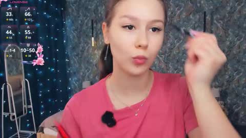 Snapshot of minditrelles chatting on 12-19-25, 07:04 Mindi online show from 12-19-25, 07:04