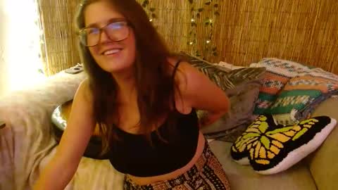 Snapshot of mindymounds chatting on 10-22-25, 07:41 Mindy online show from 10-22-25, 07:41