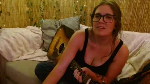 Snapshot of mindymounds chatting on 10-25-25, 05:37 Mindy online show from 10-25-25, 05:37