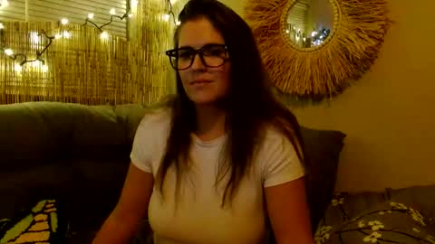 Snapshot of mindymounds chatting on 10-30-25, 06:15 Mindy online show from 10-30-25, 06:15