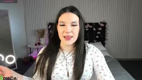 Snapshot of mira_silk chatting on 01-18-26, 11:14 Mira online show from 01-18-26, 11:14