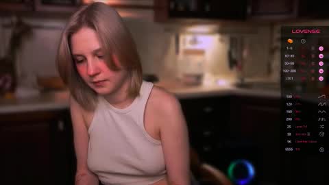 Snapshot of mirrameow chatting on 11-11-25, 10:10 Mira online show from 11-11-25, 10:10