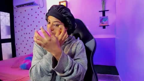 Akemi 3 online show from 09-18-25, 01:02