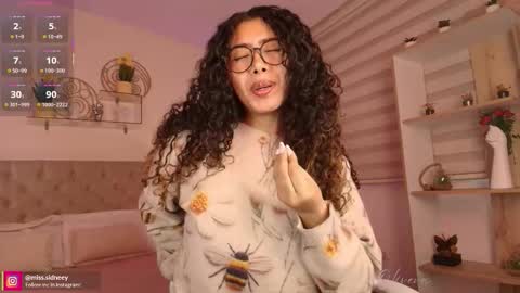 Amy Olivera online show from 10-29-25, 01:13