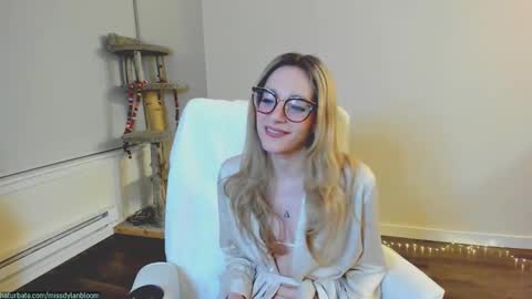 Snapshot of missdylanbloom chatting on 03-04-26, 03:34 Dylan online show from 03-04-26, 03:34
