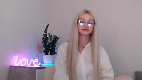 Snapshot of missemma1111 chatting on 12-01-24, 06:30 EMMA online show from 12-01-24, 06:30