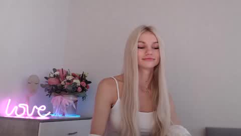 Snapshot of missemma1111 chatting on 12-03-24, 09:33 EMMA online show from 12-03-24, 09:33